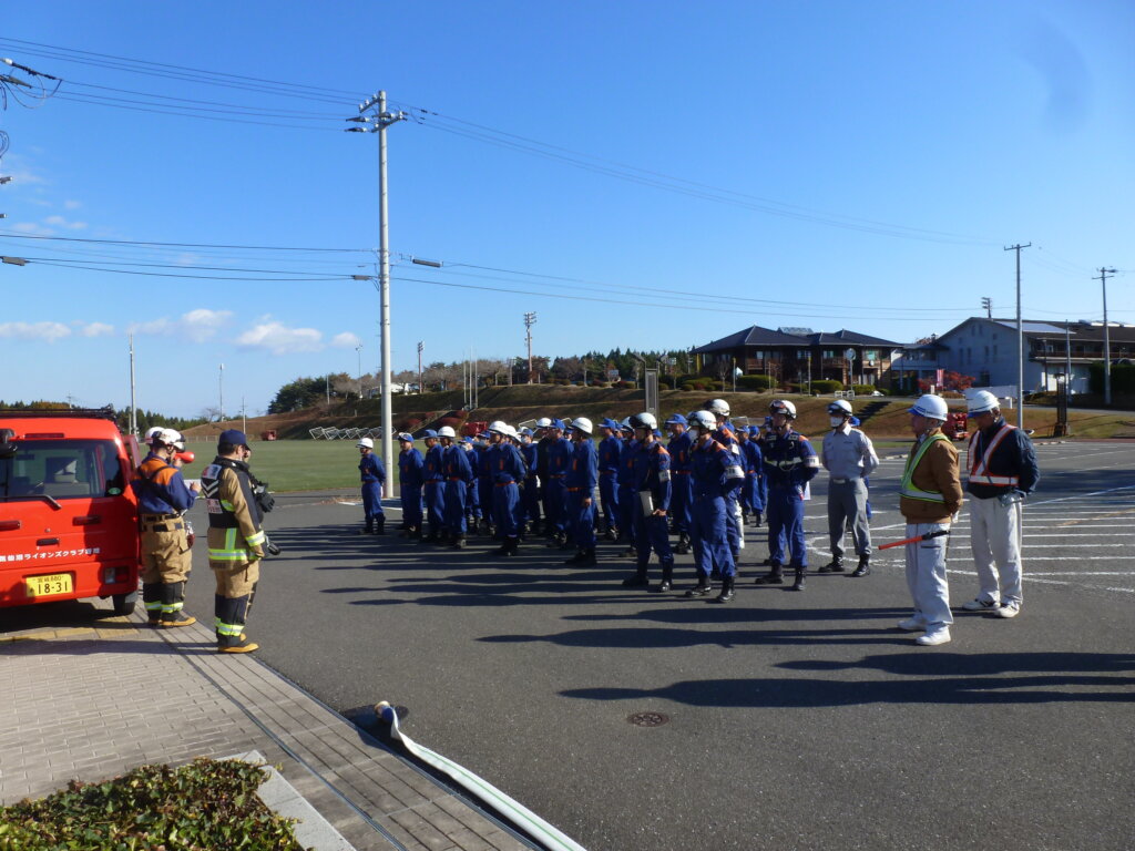 屋外に整列した参加者