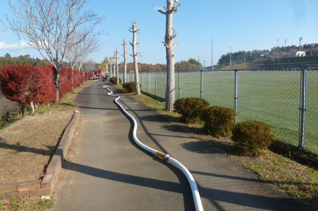 道路に沿って延びるホース